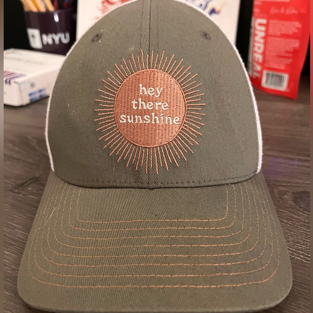 Columbia hat with graphic ☀️